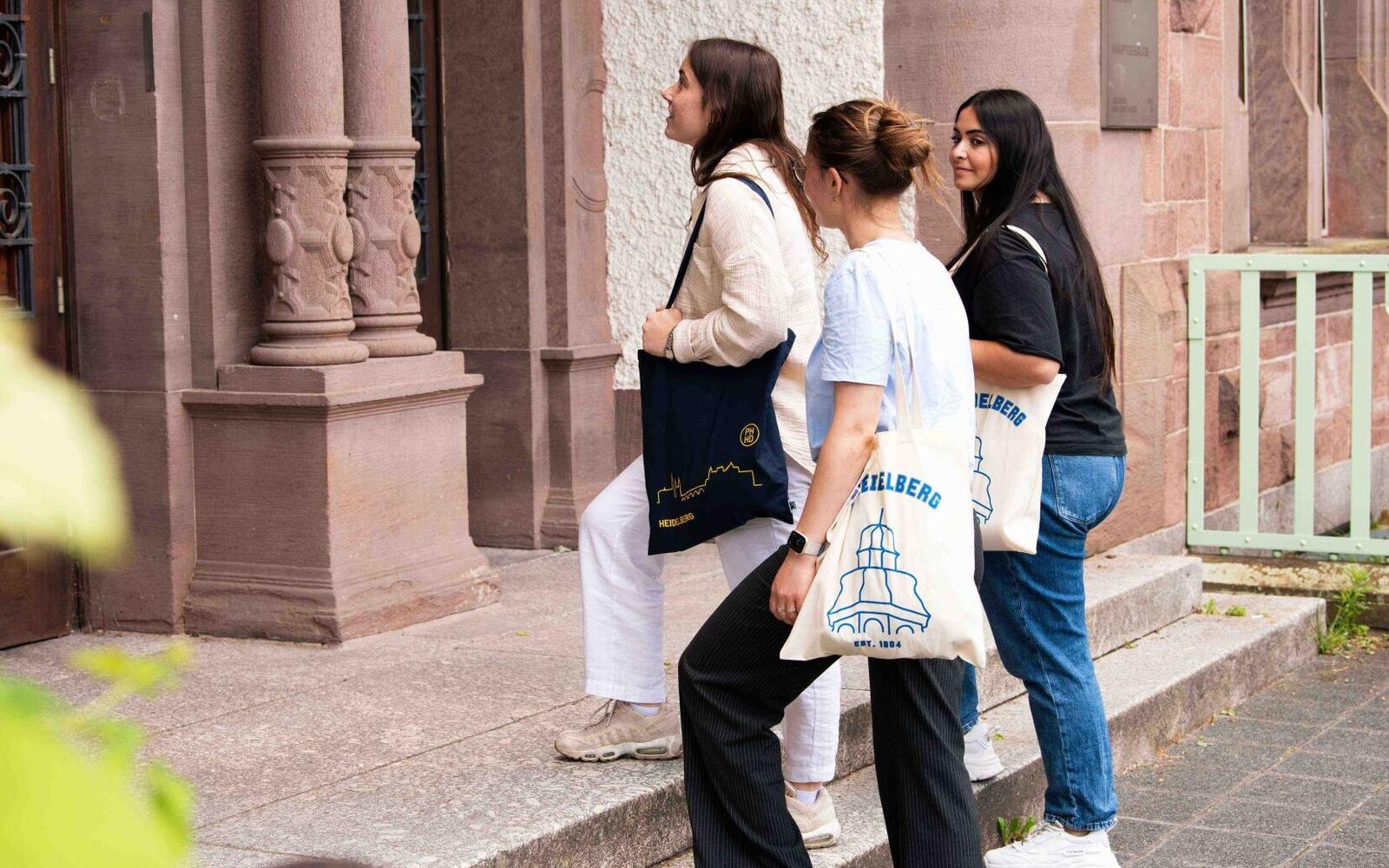 Drei Frauen gehen auf die Pädagogische Hochschule Heidelberg zu und befinden sich am Altbau. Sie beginnen Ihr Lehramtsstudium.