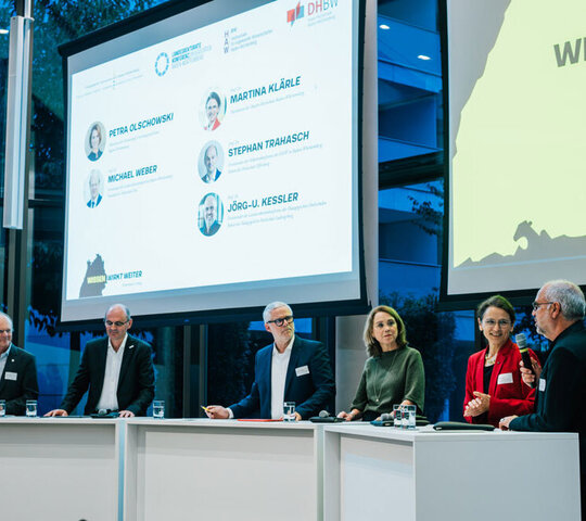 Podium beim parlarmetarischen Abend