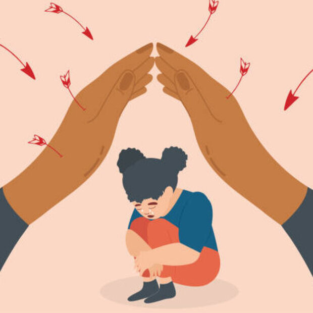 Das Bild zeigt ein Mädchen, welches von schützenden Händen vor Pfeilen abgeschirmt wird.