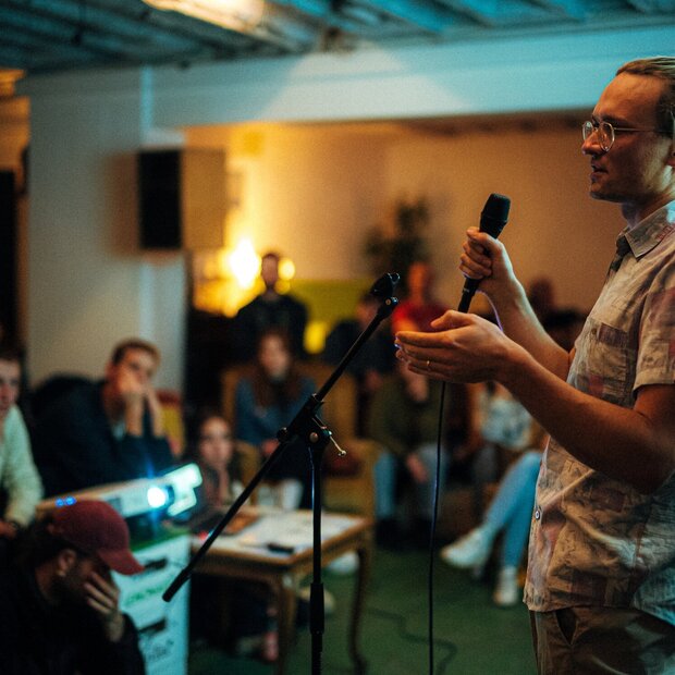 Zu sehen ist der Wissenschaftler Matthias Fischer beim Science Slam der PH Heidelberg 2023.