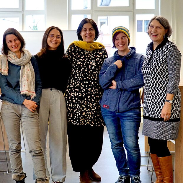 Sechs Wissenschaftler:innen des Projekts stehen in einer Reihe und schauen freundlich in die Kamera