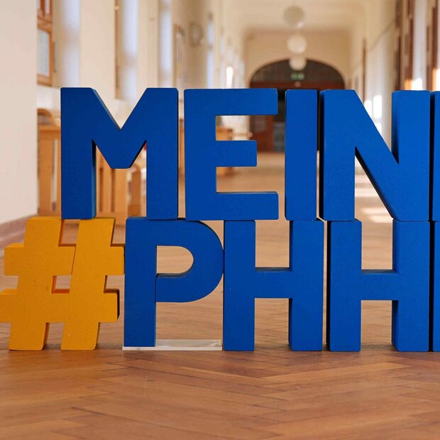 Zu sehen ist eine Mandarine vor blauem Hintergrund.