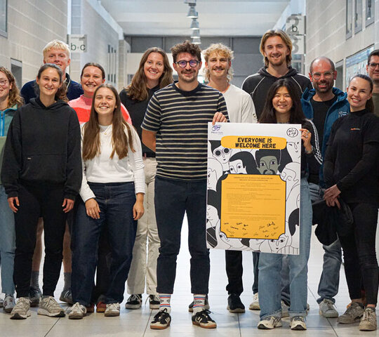 Gruppenbild des Hochschulsports mit dem unterzeichneten Awareness-Statement.